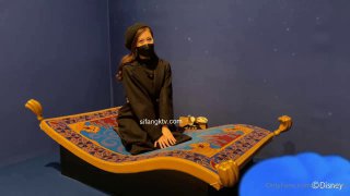 漂亮女主播户外真空露出大阴唇在野外无视身边经过的...